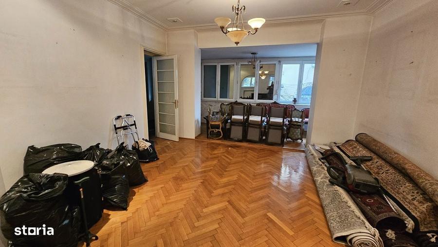 Casă cu 6 camere cu Garaj în Domenii