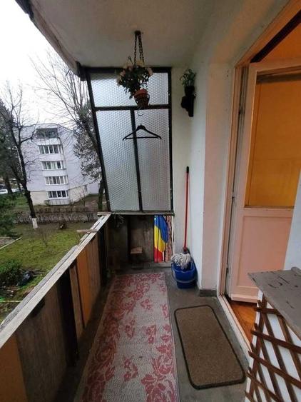 Apartament cu 3 camere semidecomandat în Dâmbu Pietros