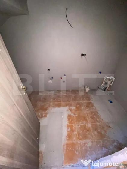 Apartament cu 5 camere decomandat, mobilat în Decebal
