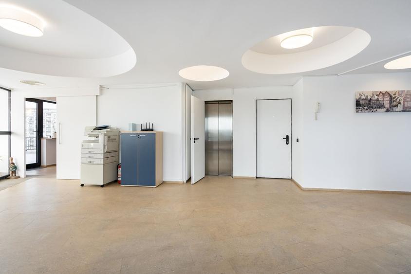Penthouse cu 3 camere semidecomandat în Mitropolie