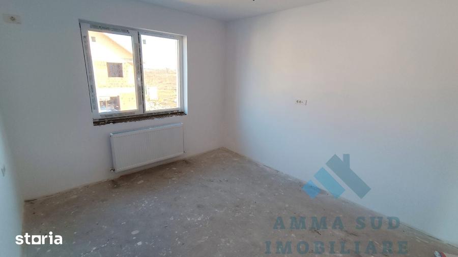 Casă cu 10 camere cu Teren 700 Mp în Furnica