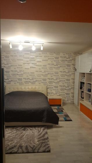 Apartament cu 5 camere decomandat, mobilat în Central