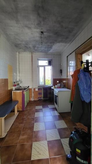 Apartament cu 4 camere semidecomandat în Iancului