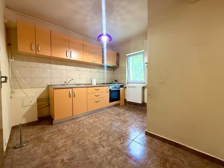 Apartament cu 3 camere decomandat, mobilat în Aradului