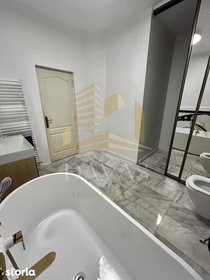 Casă cu 5 camere semidecomandat cu Garaj în Gruia