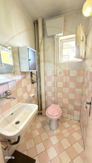 Apartament cu 3 camere semidecomandat, mobilat în Central