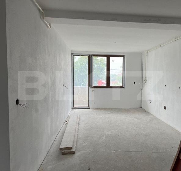 Apartament cu 3 camere semidecomandat în Careiului