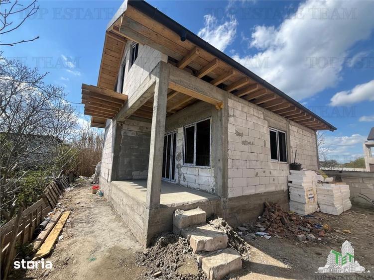 Casă cu 5 camere cu Canalizare în Lumina