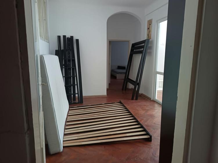 Apartament cu 3 camere semidecomandat, mobilat în Armeneasca