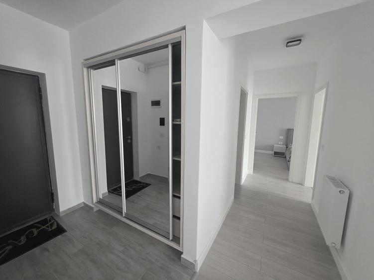Apartament cu 3 camere semidecomandat în Tractorul