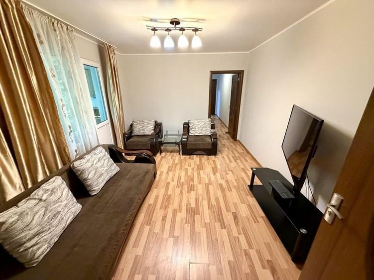 Apartament cu 3 camere semidecomandat în Berceni