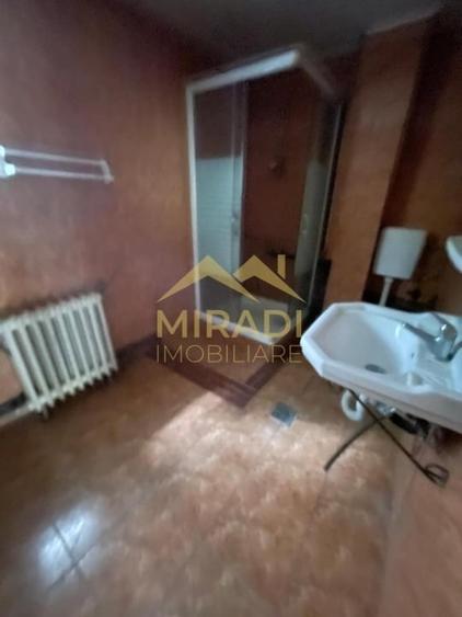 Casă individuală cu 7 camere cu Canalizare în Central