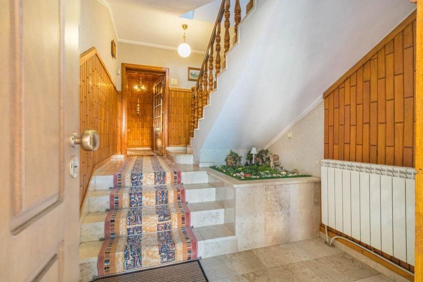 Casă individuală cu 20 camere cu Piscina în Central