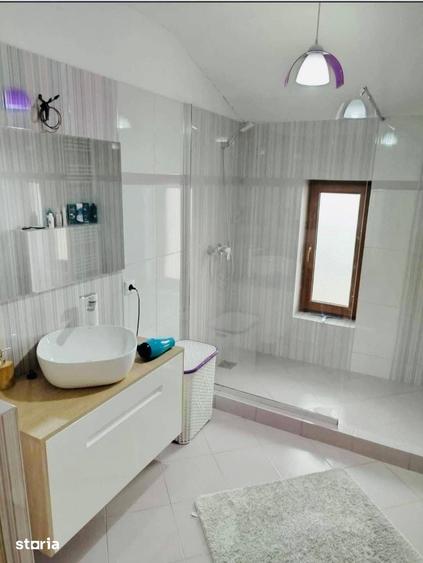 Casă cu 5 camere cu Teren 600 Mp în Central