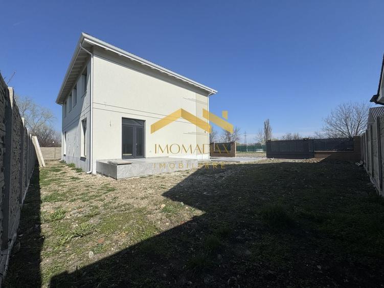 Duplex cu 4 camere cu Canalizare în Utvin