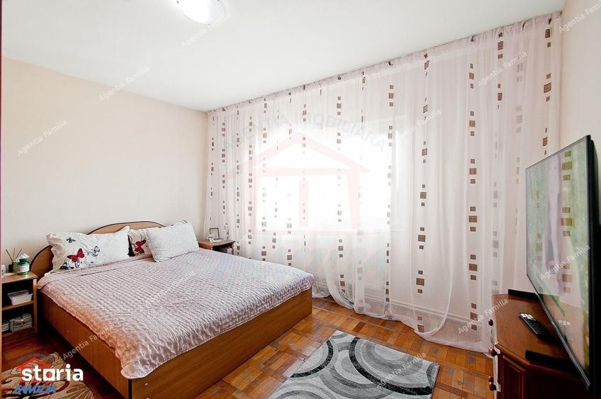 Apartament cu 4 camere decomandat în Micro 17