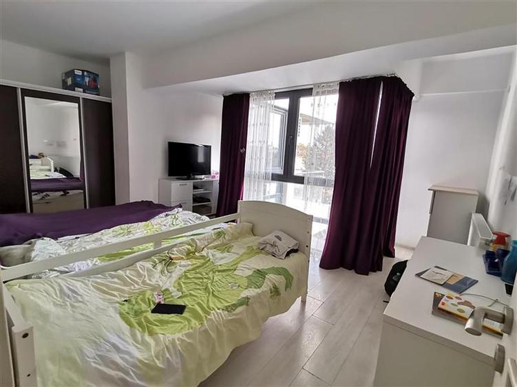 Apartament cu 4 camere semidecomandat în Colentina