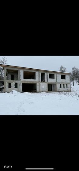 Casă cu 5 camere cu Teren 8800 Mp în Central
