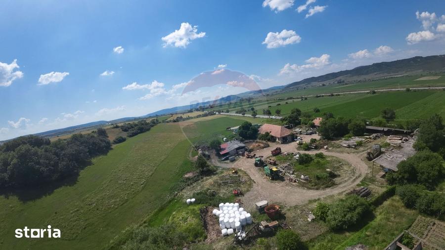 Teren de 22942 mp, în Vânători