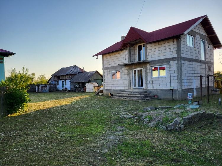 Casă cu 4 camere în Bradu