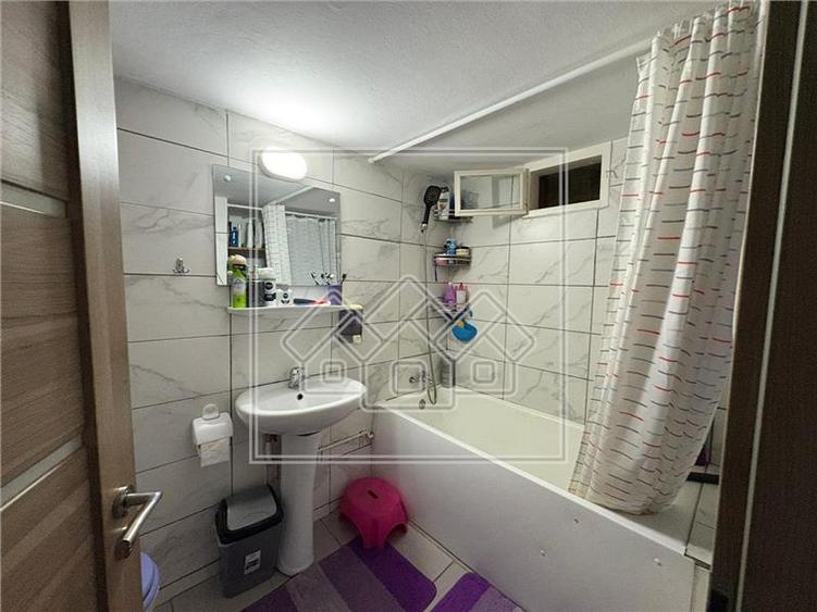 Apartament cu 4 camere decomandat în Lazaret