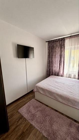 Apartament cu 3 camere semidecomandat în Craiovița Nouă