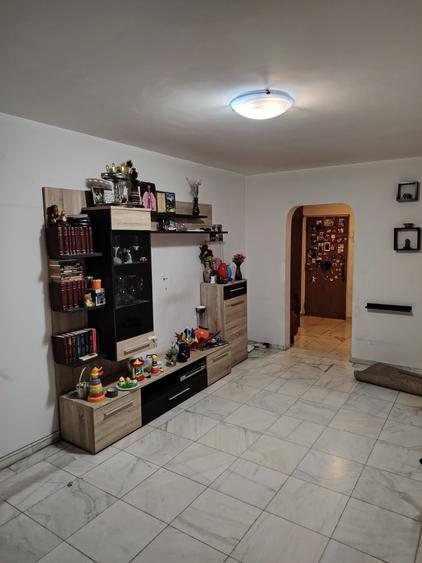 Apartament cu 3 camere decomandat în Teiul Doamnei