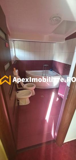 Casă individuală cu 7 camere cu Canalizare în Vitan Mall