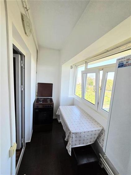Apartament cu 3 camere semidecomandat, mobilat în Inel II