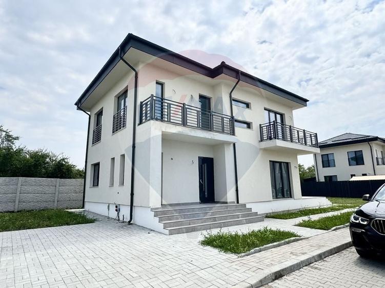 Casă individuală cu 4 camere cu Teren 446.92001342773 Mp în Tamași