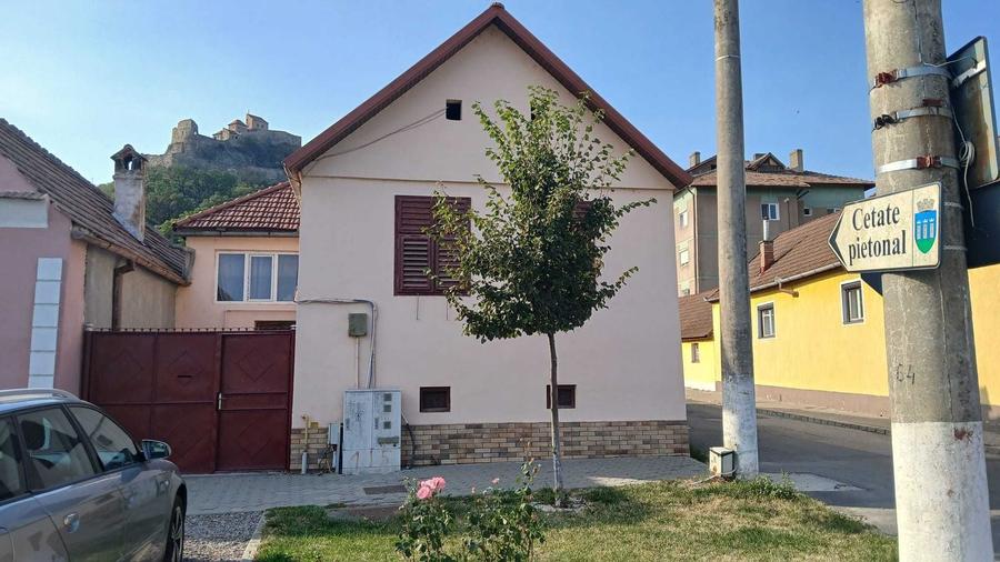 Casă cu 4 camere în Central