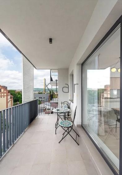 Apartament cu 2 camere semidecomandat, mobilat în Central