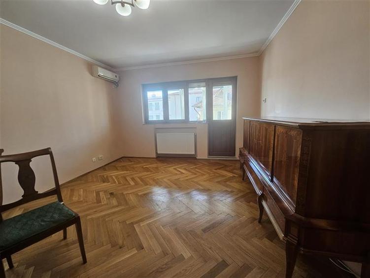 Apartament cu 3 camere decomandat în Domenii