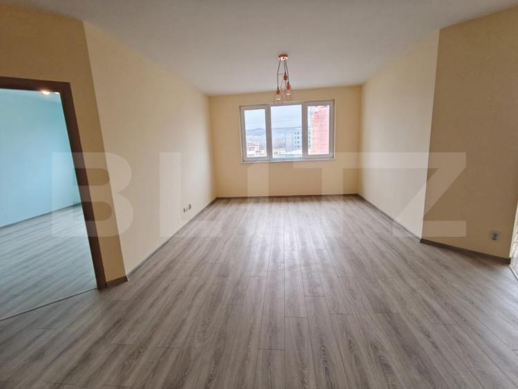 Apartament cu 3 camere semidecomandat, mobilat în Florești