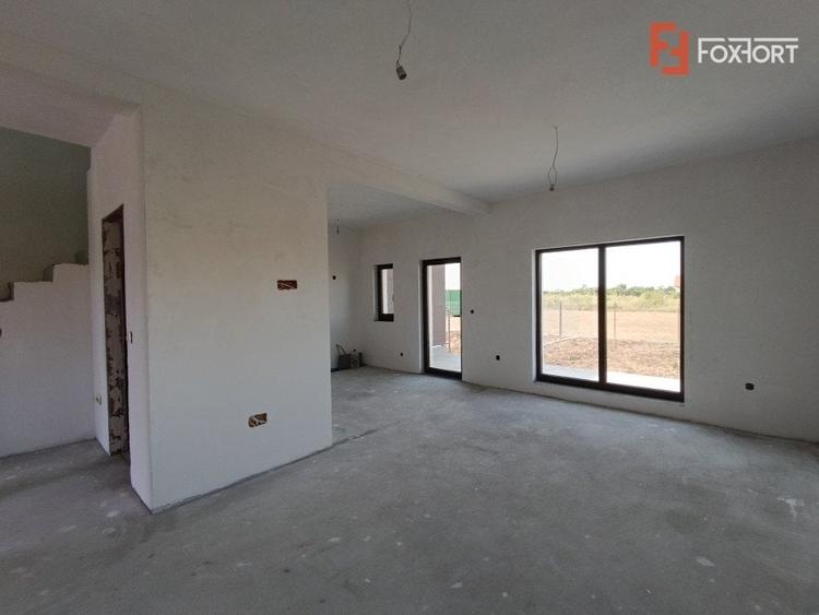 Casă cu 5 camere cu Canalizare în Plopi