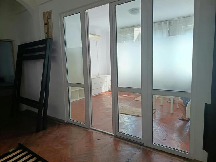 Apartament cu 3 camere semidecomandat, mobilat în Armeneasca