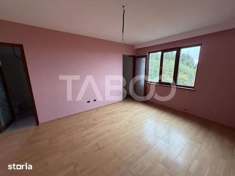 Casă cu 7 camere cu Teren 3194 Mp în Recea