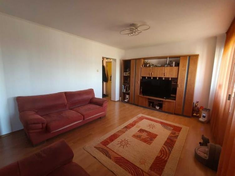 Apartament cu 3 camere semidecomandat în Pantelimon