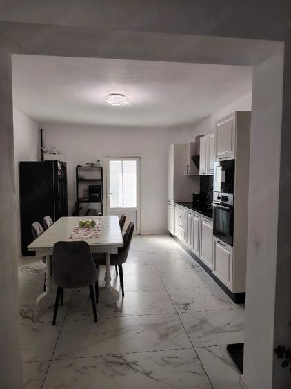 Apartament cu 3 camere decomandat în Crișeni