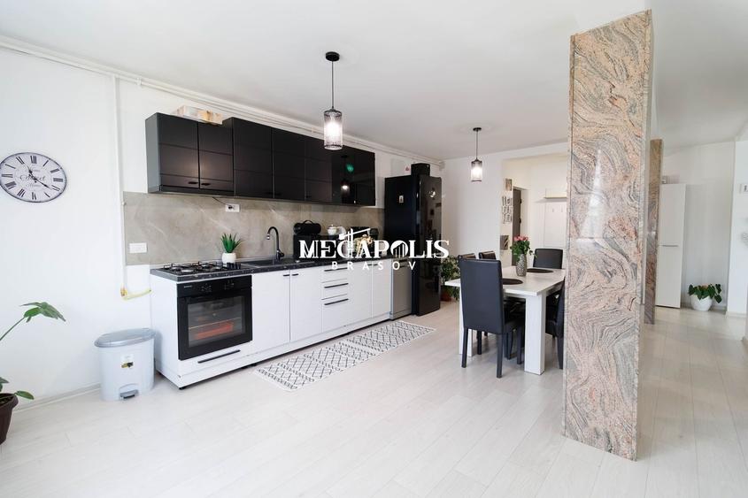 Apartament cu 5 camere semidecomandat în Tractorul