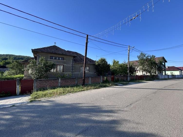 Casă cu 4 camere în Jichișu de Jos