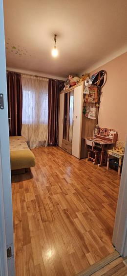 Apartament cu 4 camere decomandat în Cornitoiu