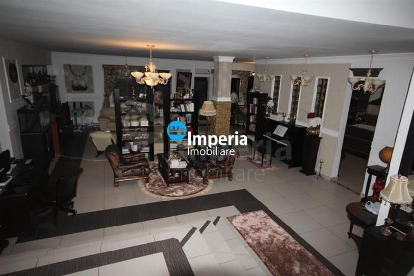 Casă individuală cu 10 camere cu Canalizare în Bucium