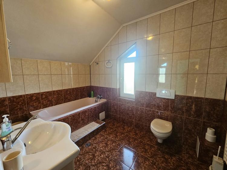 Casă individuală cu 7 camere cu Canalizare în Andrei Mureșanu