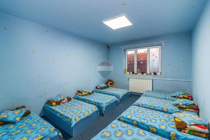 Casă individuală cu 7 camere cu Teren 250 Mp în Drumul Taberei