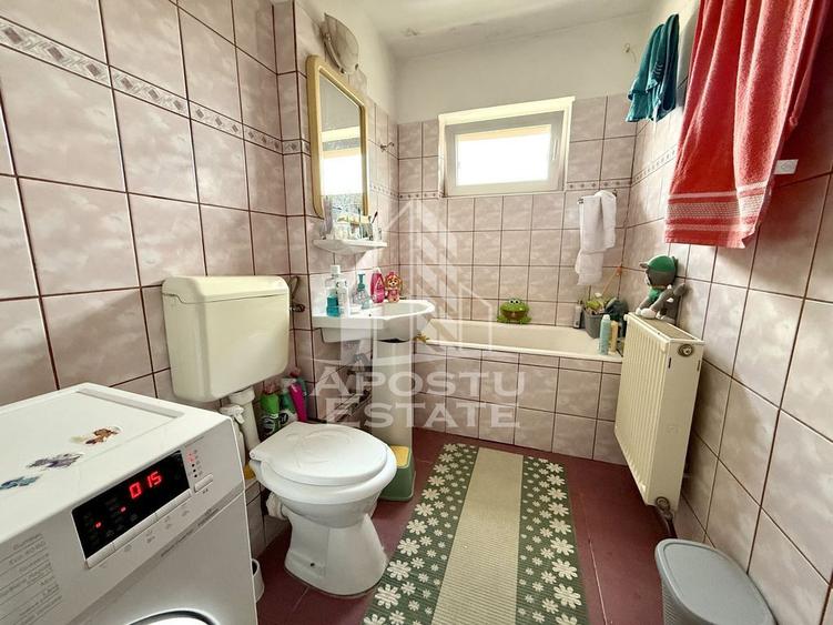 Apartament cu 3 camere semidecomandat, mobilat în Dâmbovița