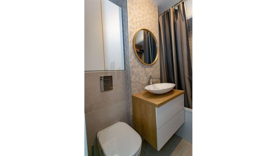 Apartament cu 3 camere semidecomandat, mobilat în Calea Victoriei