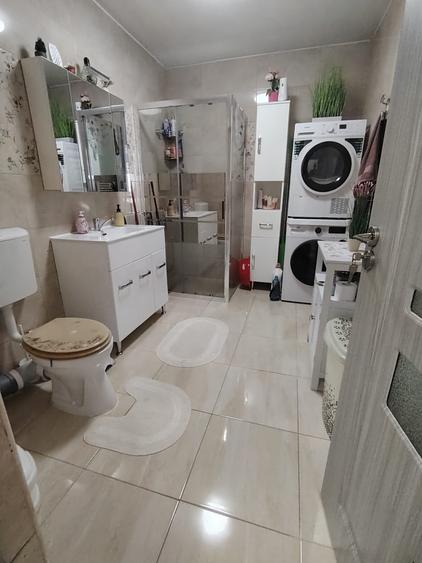 Apartament cu 3 camere semidecomandat în Florești