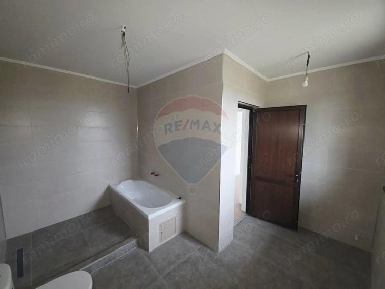 Casă cu 5 camere cu Teren 6110 Mp în Girov