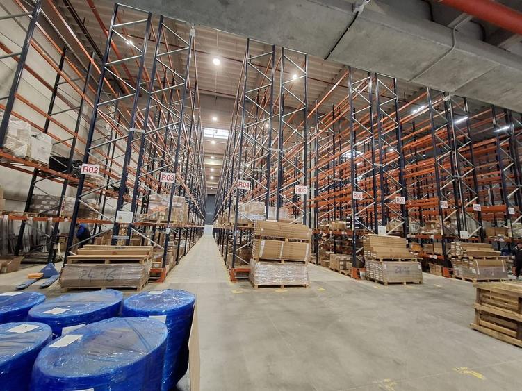 Spațiu industrial, de 8,000 mp, în Vest